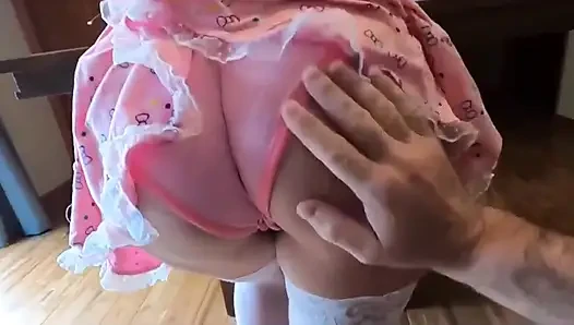 Tatlı genç kız 18. doğum gününü üvey babasıyla kutluyor