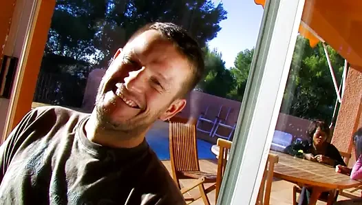 Şanslı adam iki genç sürtüğü havuz kenarında sikiyor