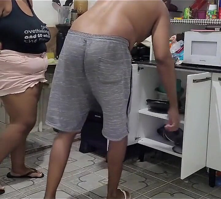 이웃, 내 옷장을 정리한 다음 부엌에서 나를 따먹을 수 있을까? 하지만 난 내 엉덩이 안에 그것을 원한다.