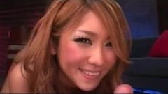 Striptease japoneză necenzurată cu un bronz drăguț futută tare
