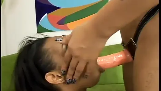 Cewek kulit hitam dengan pantat jala menampar dan ngentot pacar dengan strap-on