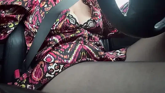 Ich wachte geil auf und berührte meine muschi durch strumpfhosen im auto in der Öffentlichkeit