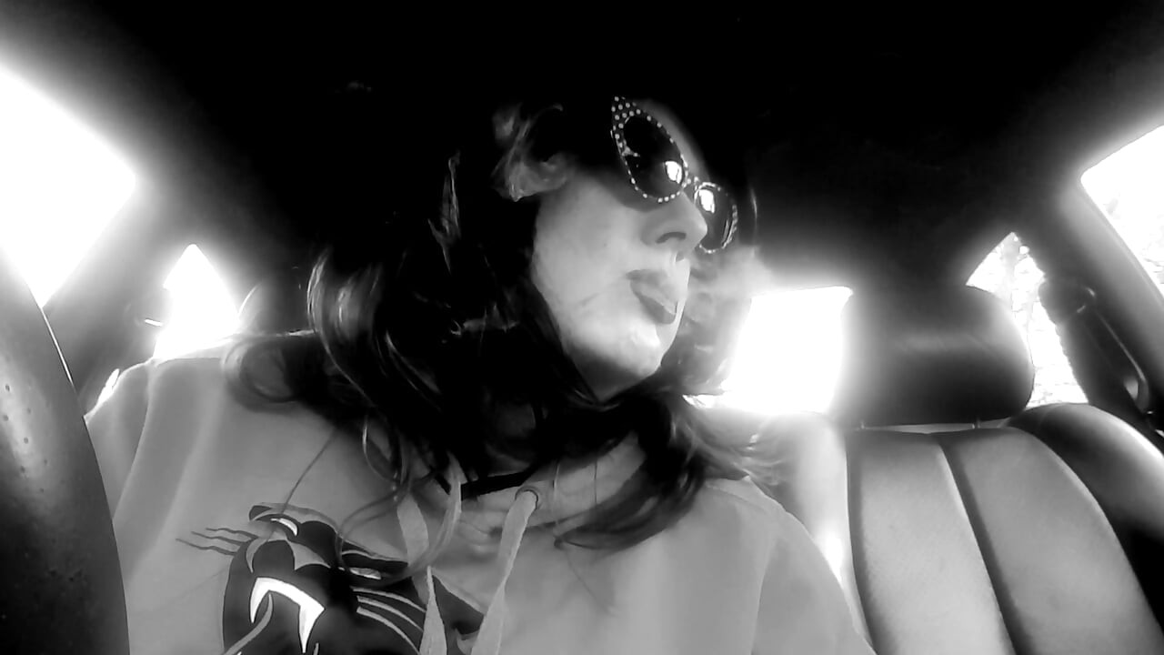 MOMMY ENJOYS HER MORE 120 MENTHOLS WHILE SITTING IN HER CAR
