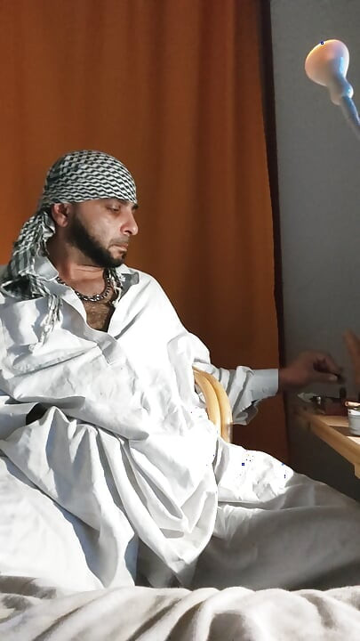 Dirtyjunkbro अफगान कपड़े पहने हुए, डेक मोज़े में पेशाब और पेशाब पीने