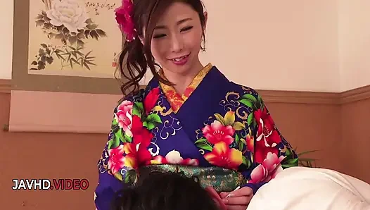 Kimono'daki baştan çıkarıcı Japon kadın kamerada ateşli sakso çekiyor