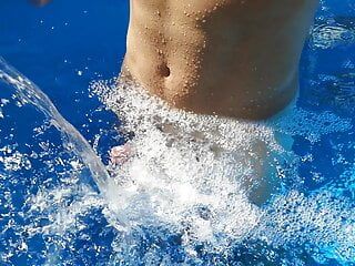Alman adam yüzme havuzunda şelalenin tadını çıkarıyor.