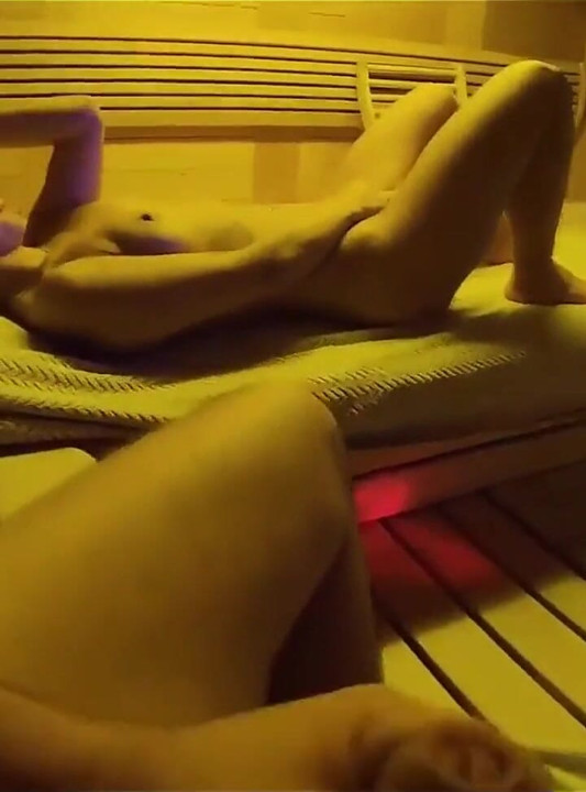 大きなお尻のポルノスター Sexydea がサウナで超激しく犯される