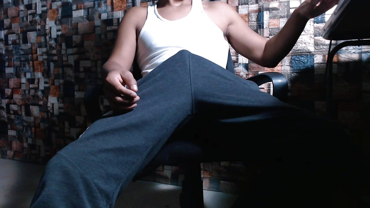 Pria solo lagi pakai baju atletis sampai orgasme