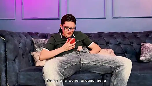 Sınıftaki notlarım en iyi değil, bu yüzden sarışın orta yaşlı seksi üvey annem ceza olarak büyük inek yarağımı sikiyor.