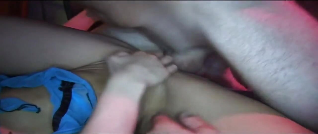 Blond babe strukket bredt i utendørs gangbang-orgie