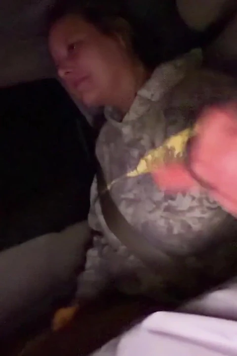 开车时的偷偷摸摸的前戏和在酒店的狂野性爱