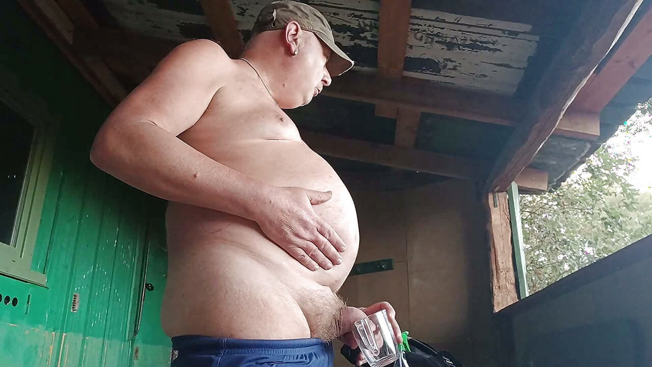 Gorda gostosa exibida na cabana, delícia de mijo e cheiro requintado da minha pica grande e fedorenta, bucetas e cu que federam!