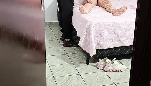 Üvey kız sabahın erken saatlerinde Karnaval'dan eve gelir ve sakso çekiyor.