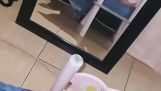Halka açık balkondan yatak odasındaki orta yaşlı seksi kadın soyunuyor ve sonra emiyor ve sikişiyor