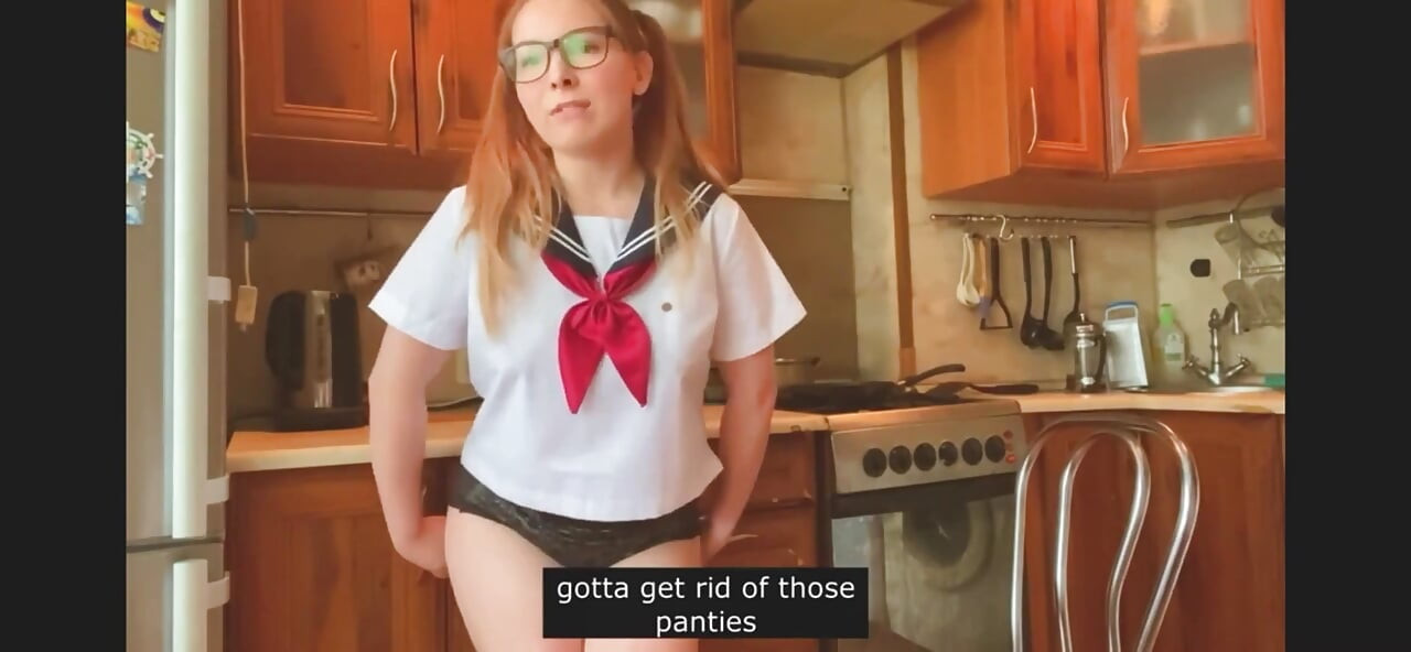 Mlada lepotica u japanskoj koledž uniformi masturbira u kuhinji i ćaska sa vama