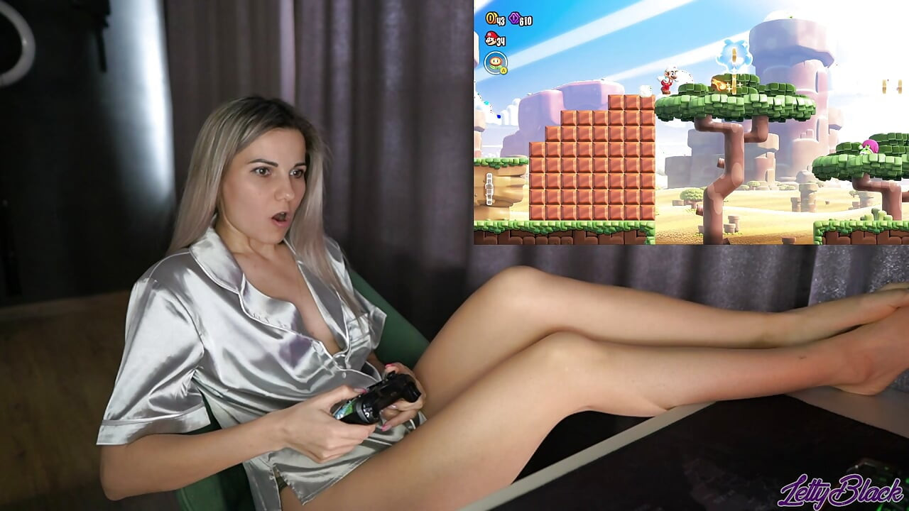 Oyuncu kız yayın sırasında tatlı orgazm oluyor