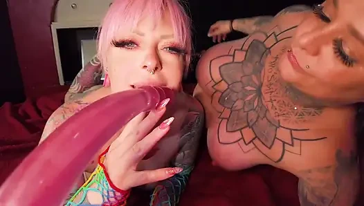 Развлечение с дилдо с Chey и Piggy
