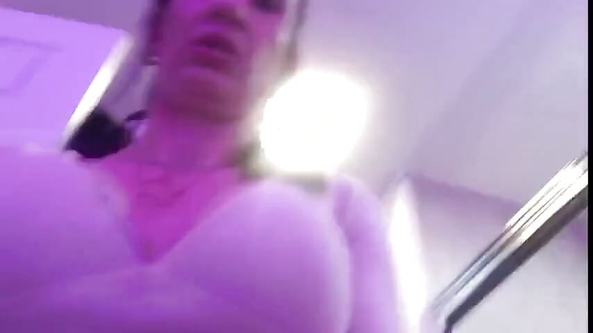Zoey Portland, star du porno, joue avec sa chatte dans la salle de bain devant le tribunal