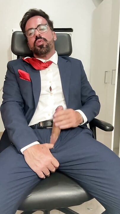저는 정장과 빨간 넥타이를 매고 자위합니다
