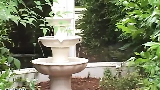 Olivia Winters ayaklarını süpürdü