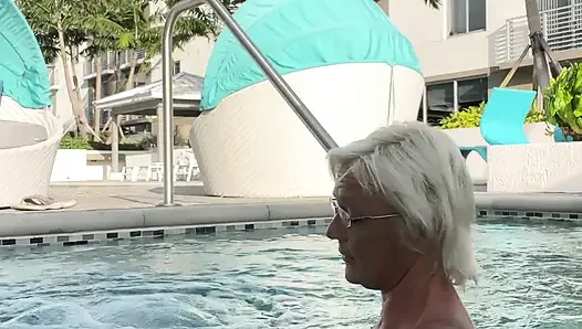 Die griechische göttin Steph wird im whirlpool verspielt.