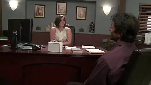 Naylon çoraplı büyük götlü sekreter Tommy'nin Gunn yarağını emmeyi seviyor