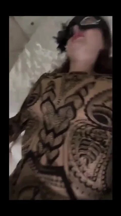 来自“Noir夫人想要继子的大鸡巴！”她得到了！