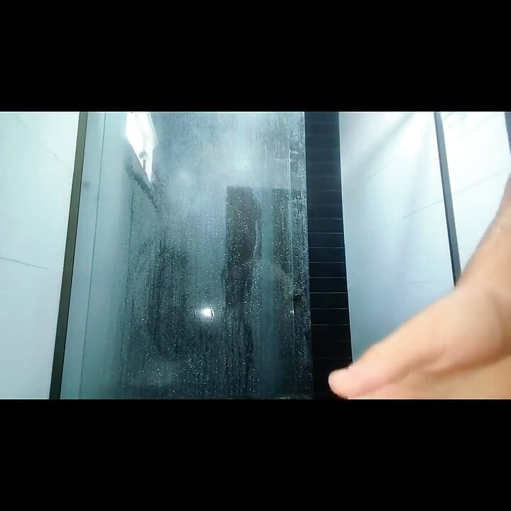 在被射在菊花里后, 我去洗澡来放松自己