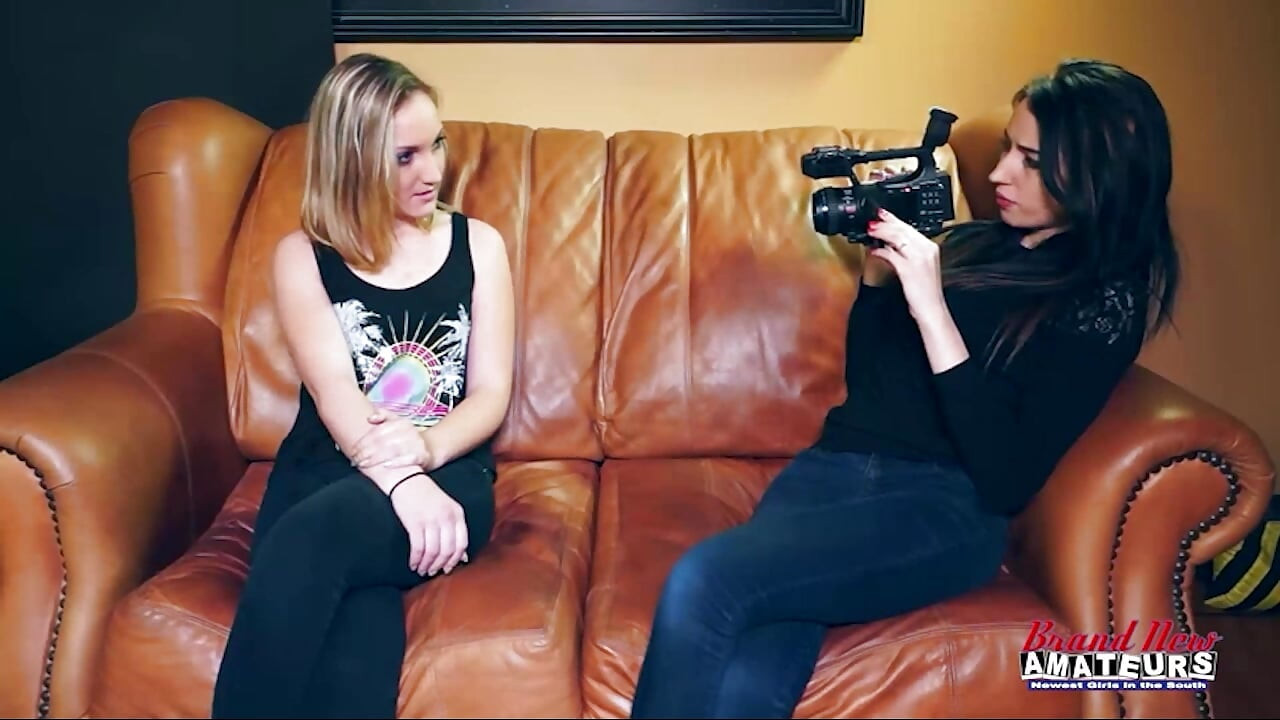 कामुक काले बाल वाली olyssia और सुनहरे बालों वाली आकर्षक ryann उनकी चूत और लंड चूसती है!