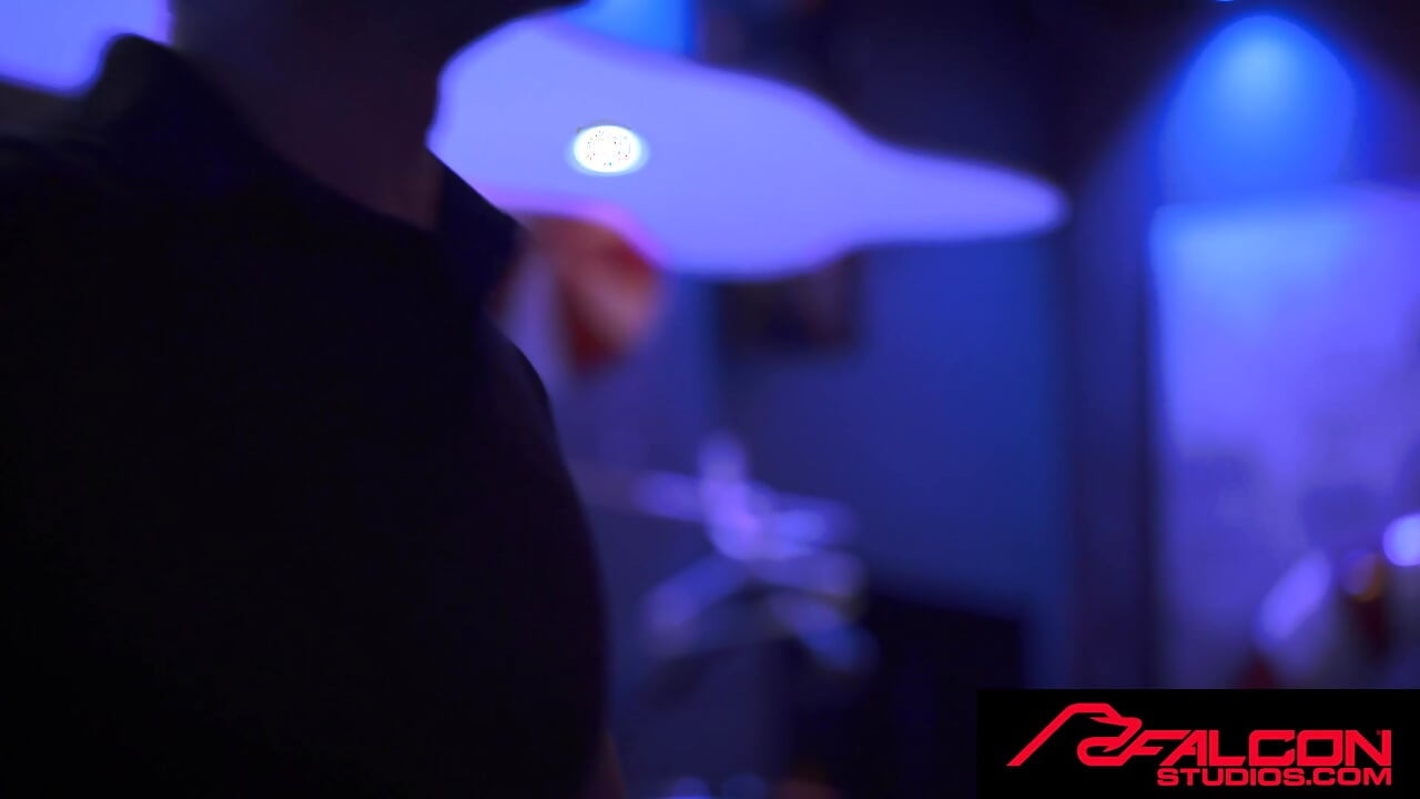 Falcon studios - teman kuliahan disodok oleh cowok yang lebih tua di threesome spontan