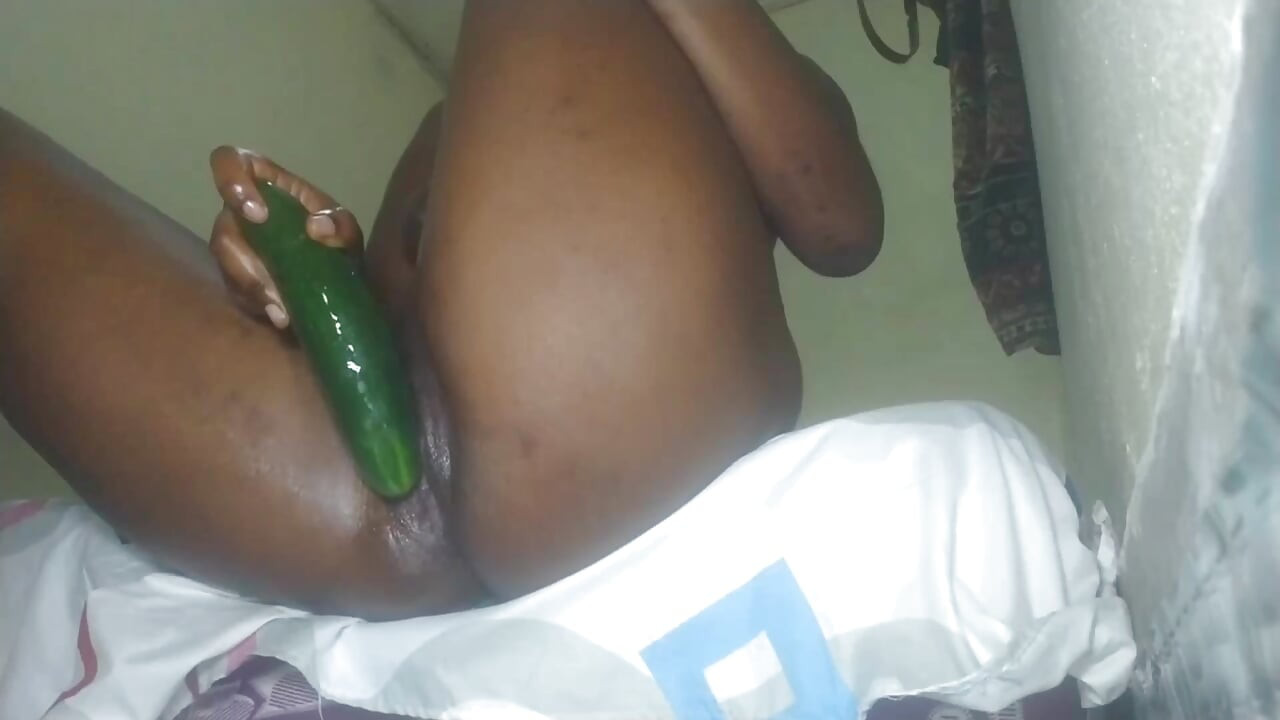 Preta indiana menina com um corpo incrível está colocando um grande pepino em sua buceta