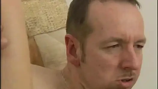 Seksi büyük memeli orta yaşlı seksi kadın büyük bir yarakla sikişiyor ve orgazm olmak için emiyor