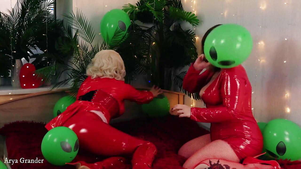 Foot Fetish and Pussy Play with Cowgirl Position Lesbian Fuck Rough Sex