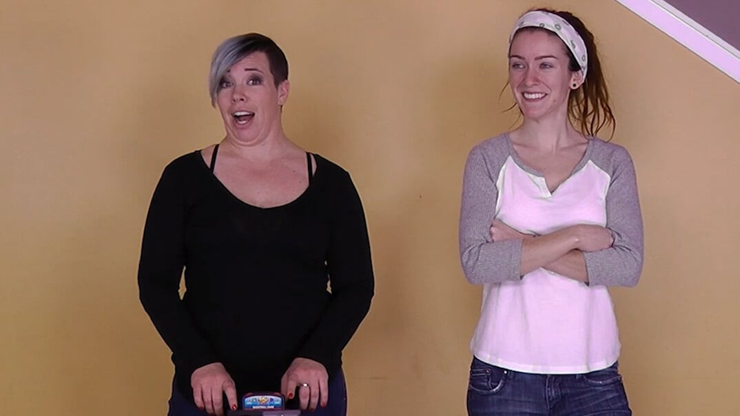 Un jeu palpitant de Strip-Ball Flippies d’éjaculer dans les couilles