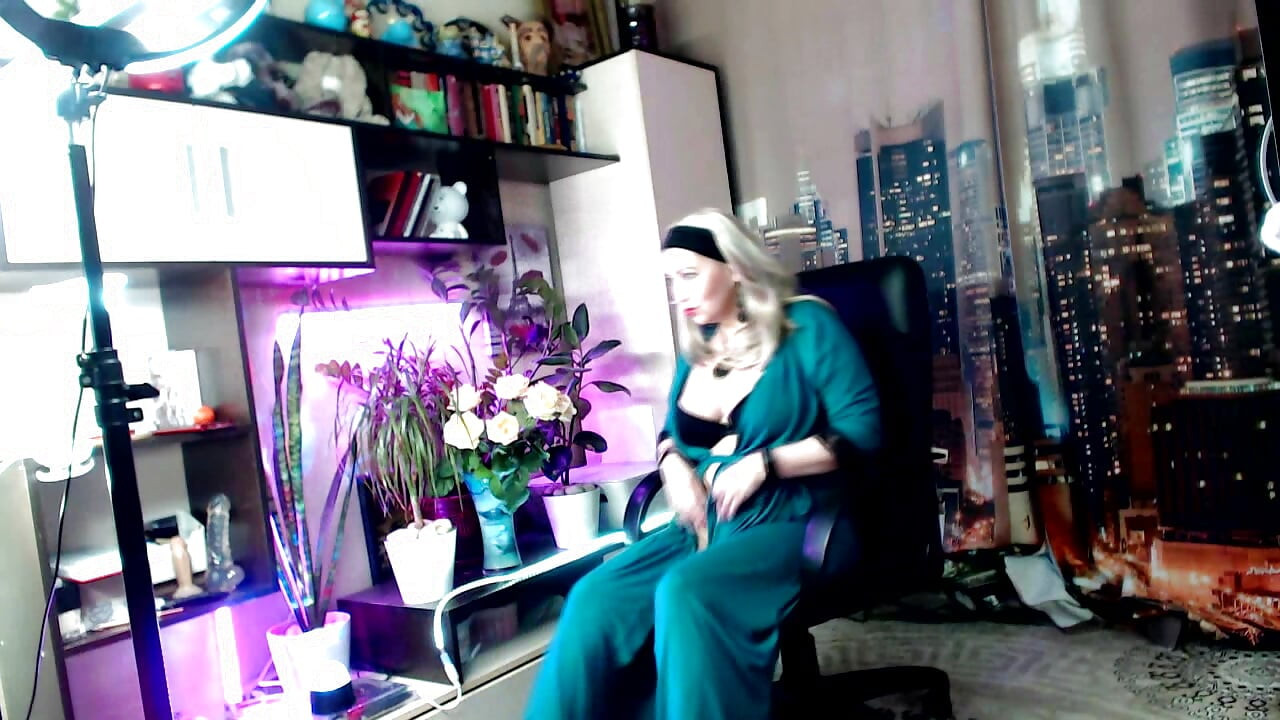Aimee, MILF sexy, au début de sa carrière devant la webcam il y a quelques années3 ! Danses torrides et masturbation anale...)