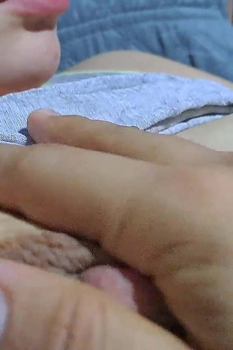 Mijn kleine stiefdochter laat het me zien terwijl we
