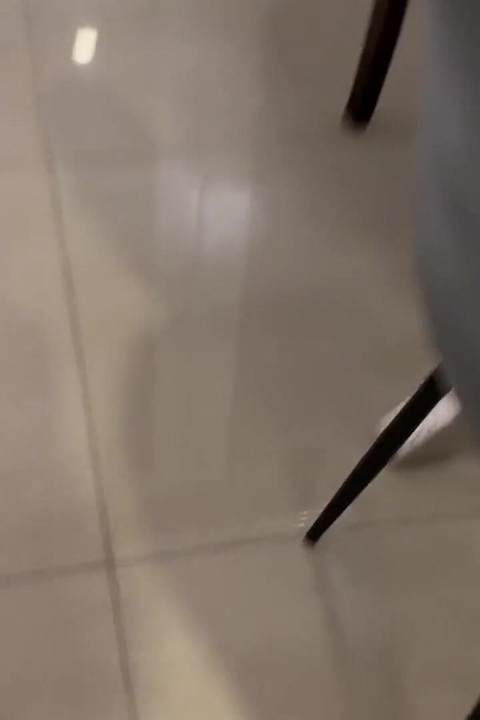 Geile getatoeide Mami sluipt op de Jmac nadat zijn vrouw vertrekt