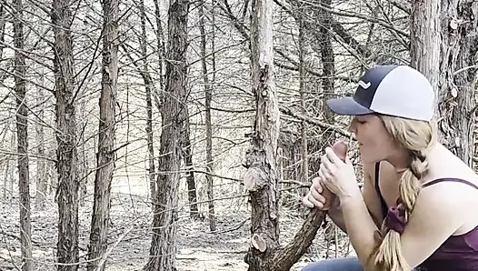 Rothaarige fickt muschi im wald, squirtet überall