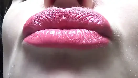 Ciuman dan bebek wajah dengan bibir merah muda besar