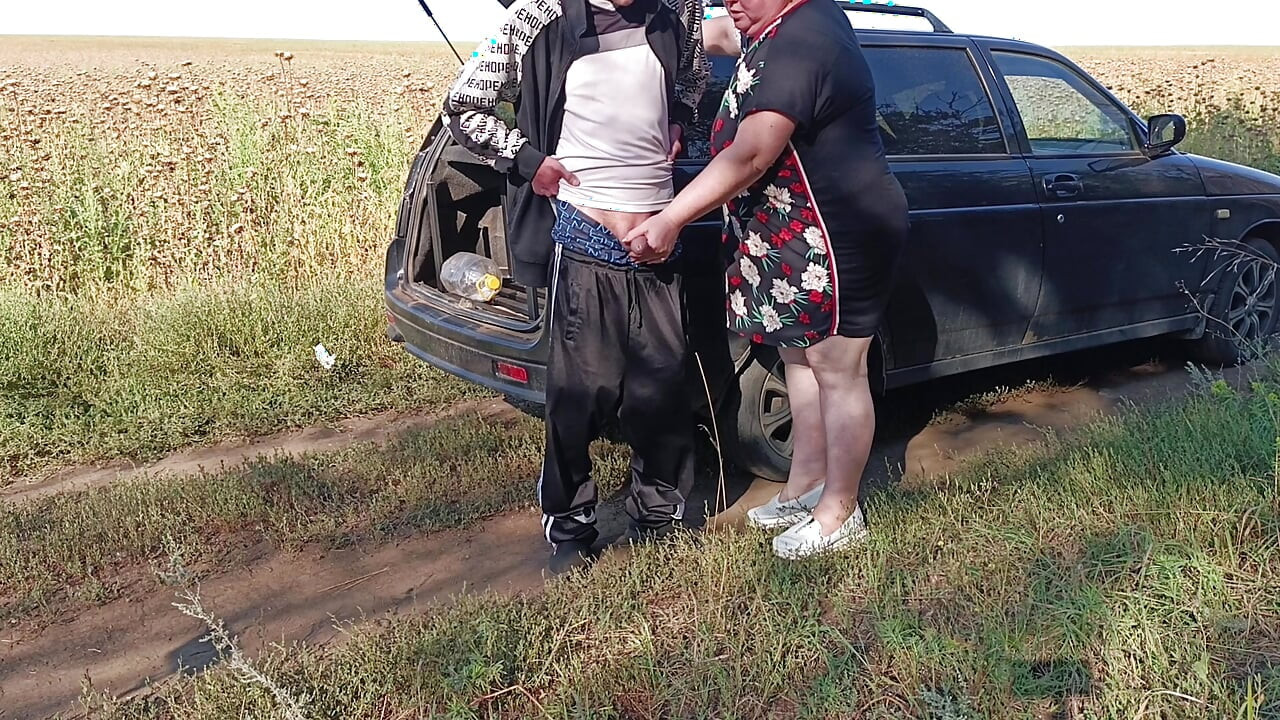Сусід тримає мій член, поки я мочуся, а потім робить мінет на публіці