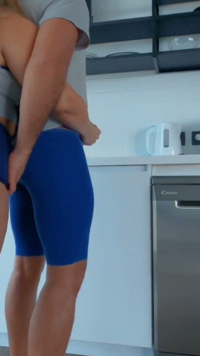 Şortlu ve büyük götlü seksi orta yaşlı seksi kadın. Evli kadın mutfakta azdı | Klip 1