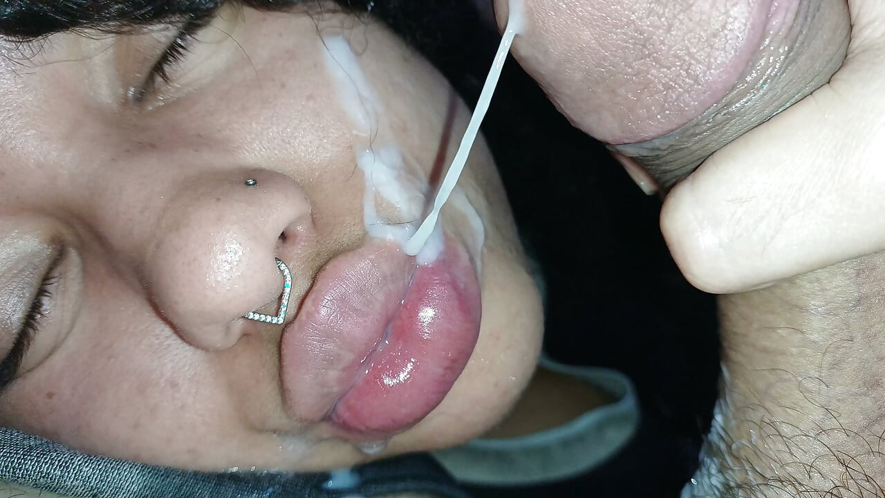Belo primeiro plano de uma gozada interna no rosto e nos lábios de uma puta.