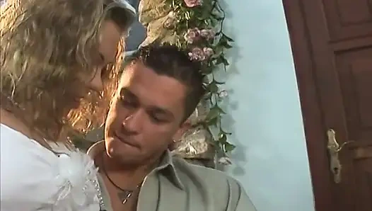 Güzel sarışın orta yaşlı seksi kadın kaslı adam tarafından sert sikildikten sonra ağzına ve dik göğüslerine büyük döl alıyor