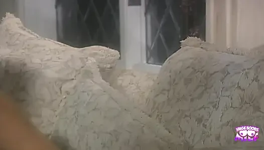 Güzel kızıl saçlı tutkulu bir seks yapmadan önce erkek arkadaşına şehvetli bir sakso çekiyor.