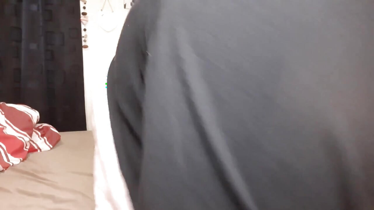 Femeie super-mare și țâțoasă călărește vibratorul și are orgasm