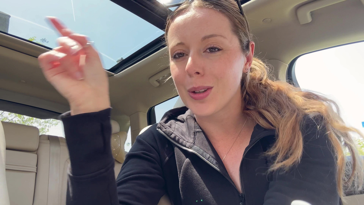 愛車の後部座席でピンクのディルドでオナニー