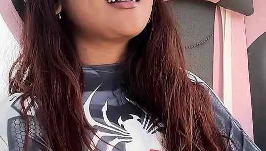 Küçük desi kız mia z mastürbasyon yapıyor ve hentai'ye tepki veriyor