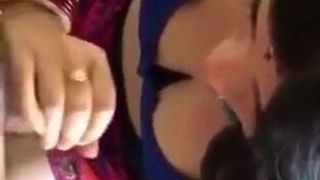 Une babhi indienne sexy suce une bite et baise brutalement