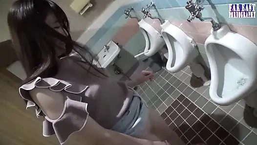 Wet-mark wander, während sie einen frechen schimmernden trail hinterlässt, wo immer sie sich entblößt, 2. Hälfte