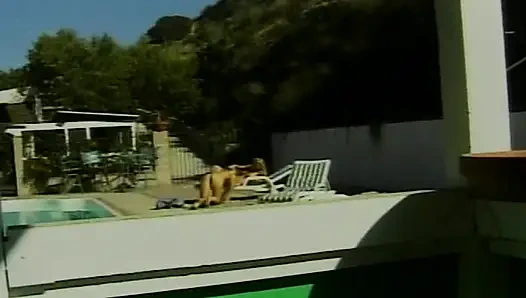 Миниатюрные блондинки-лесбиянки развлекаются у бассейна